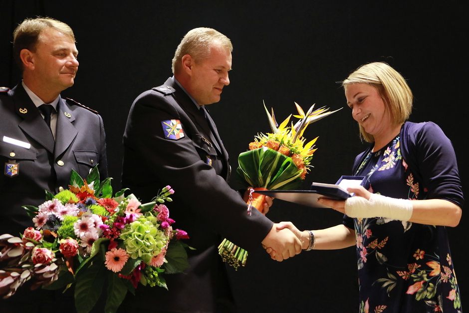 Předání medaile ředitele Krajského ředitelství policie Olomouckého kraje