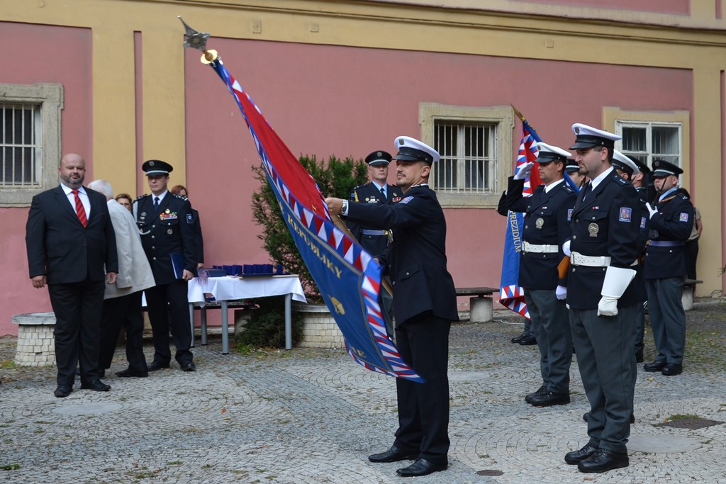 Předání praporu 17.jpg