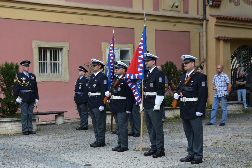 Předání praporu 21.jpg
