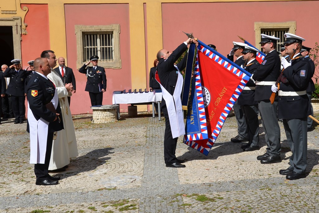 Předání praporu 35.jpg