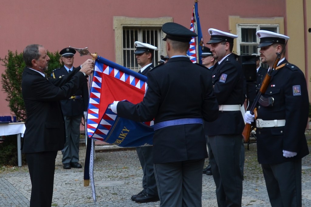 Předání praporu 38.jpg