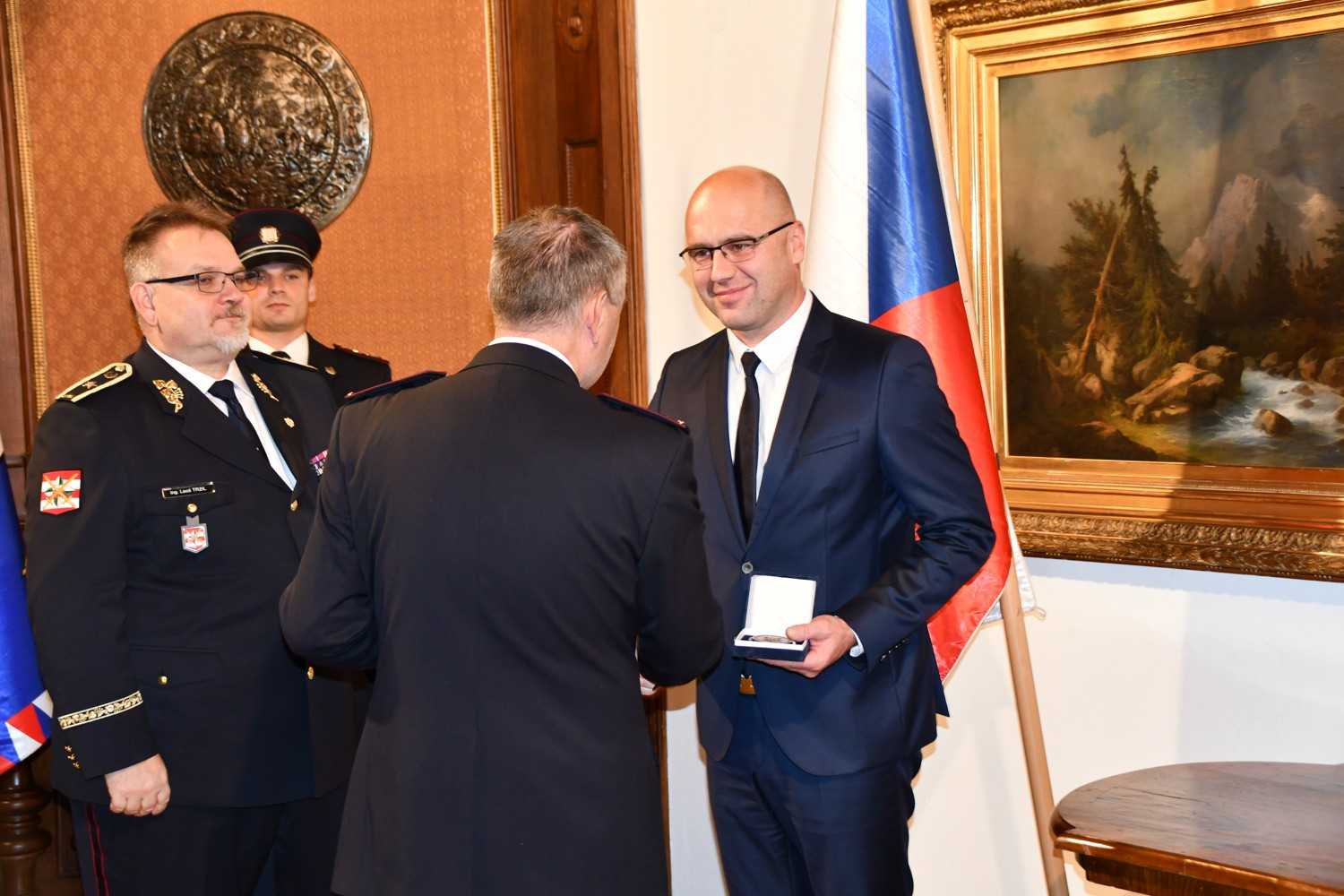 Předávání plakety-pan Mgr. Jaroslav Horák.jpg