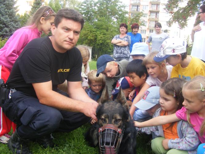 Předškoláci shlédli ukázky výcviku policejních psů.JPG