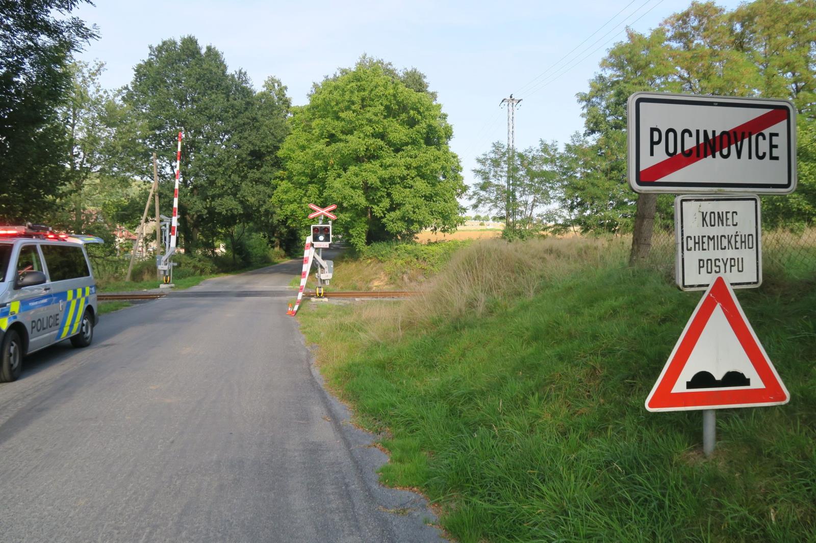 Přerazil závory a ujel