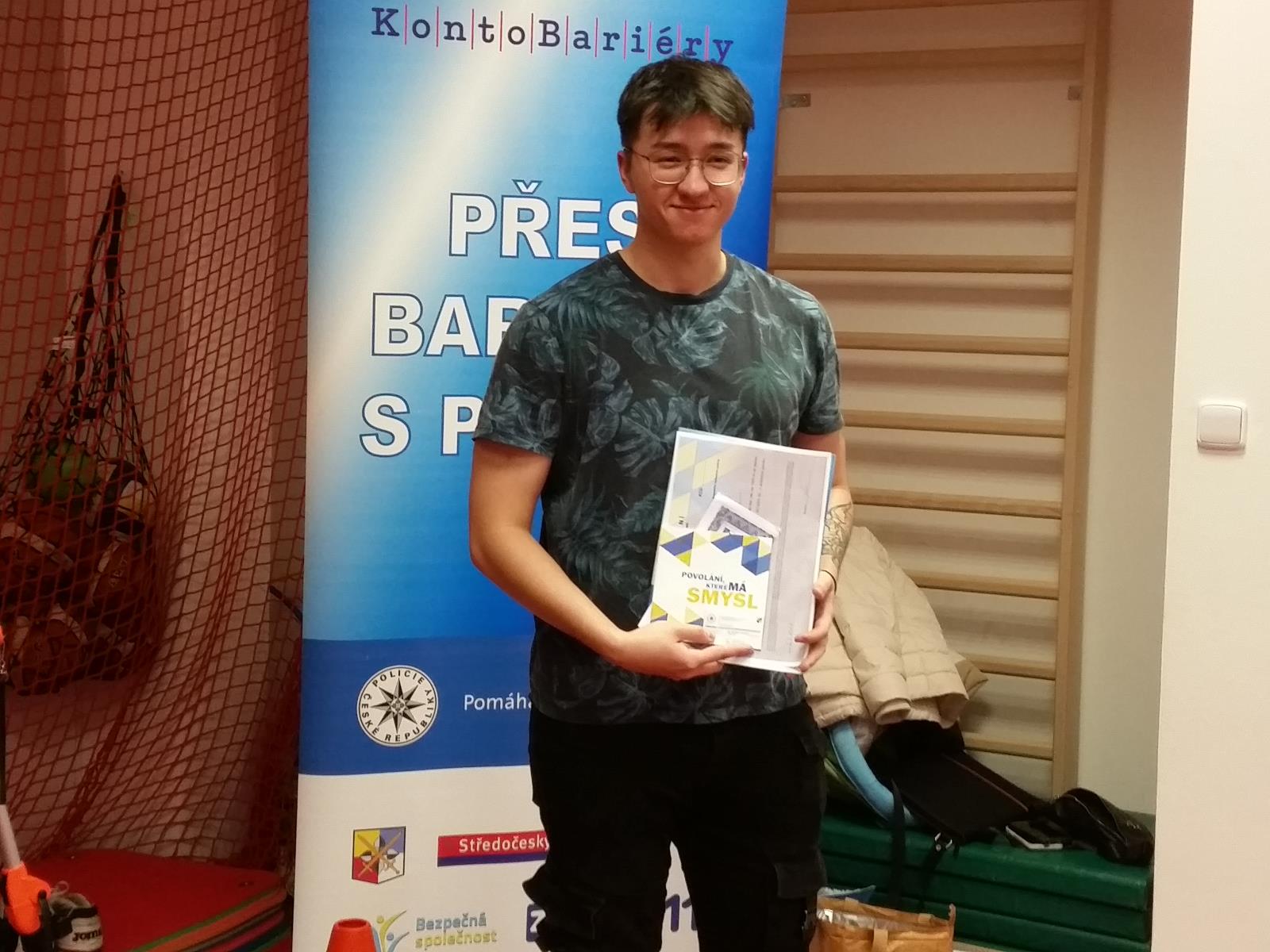 Přes bariéry s policií