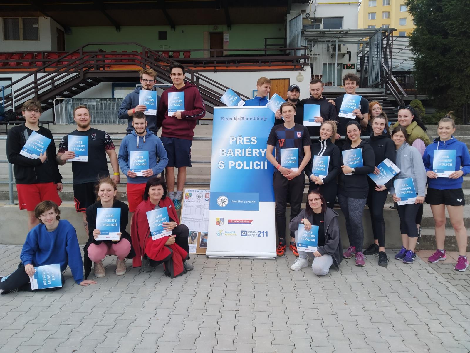 Přes bariéry s policií