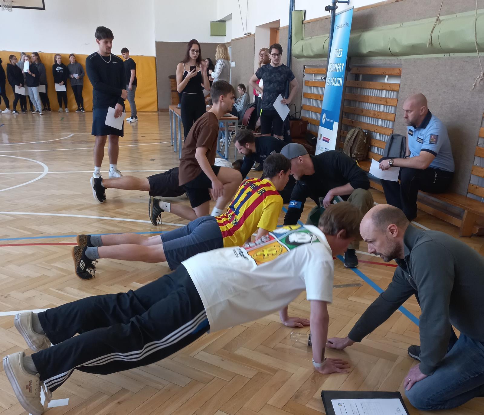Přes bariéry s policií
