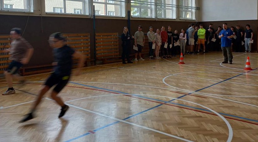 Přes bariéry s policií