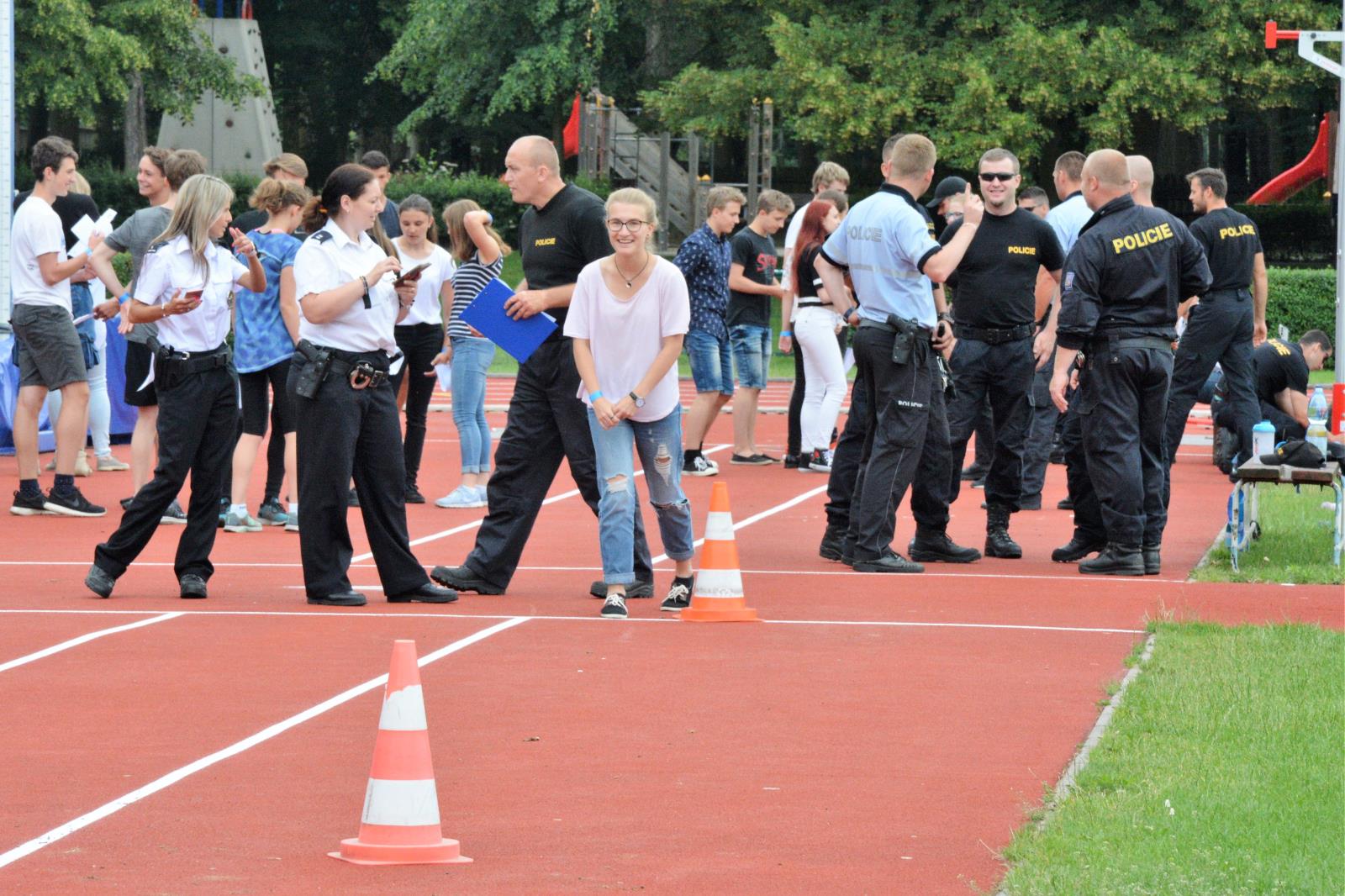Přes bariéry s policií