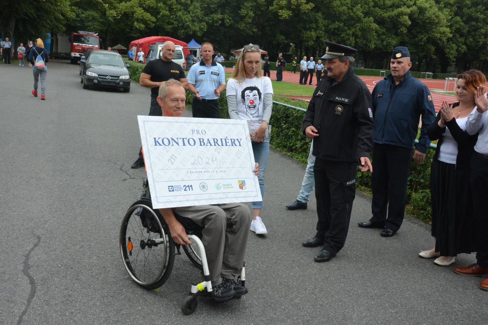 Přes bariéry s policií