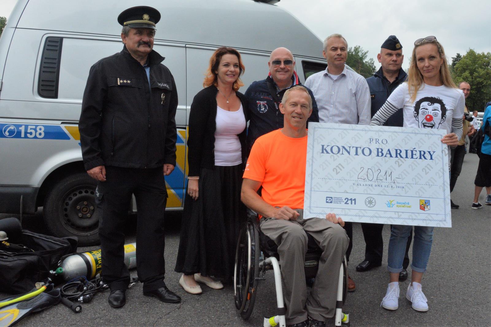 Přes bariéry s policií