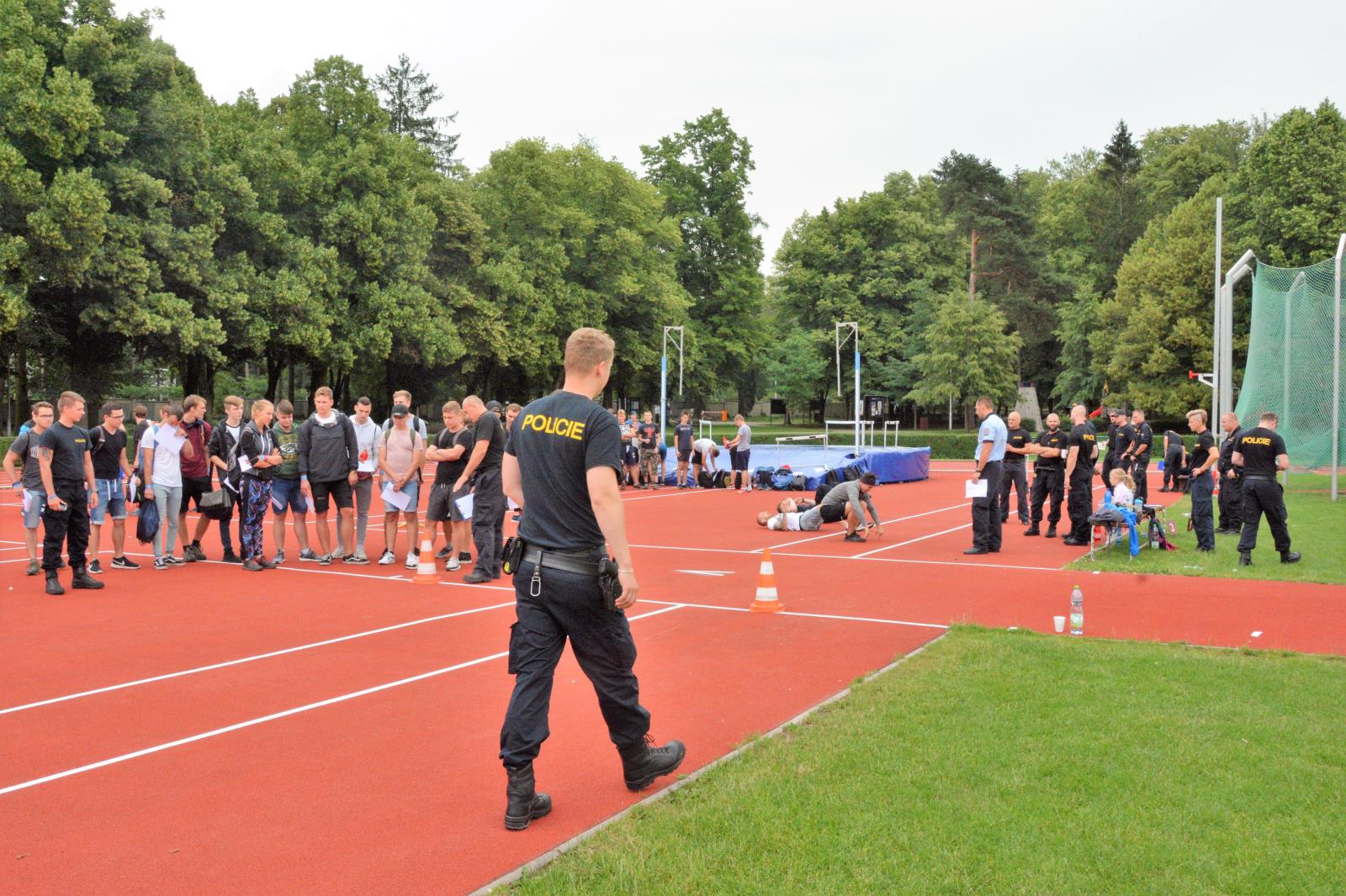 Přes bariéry s policií