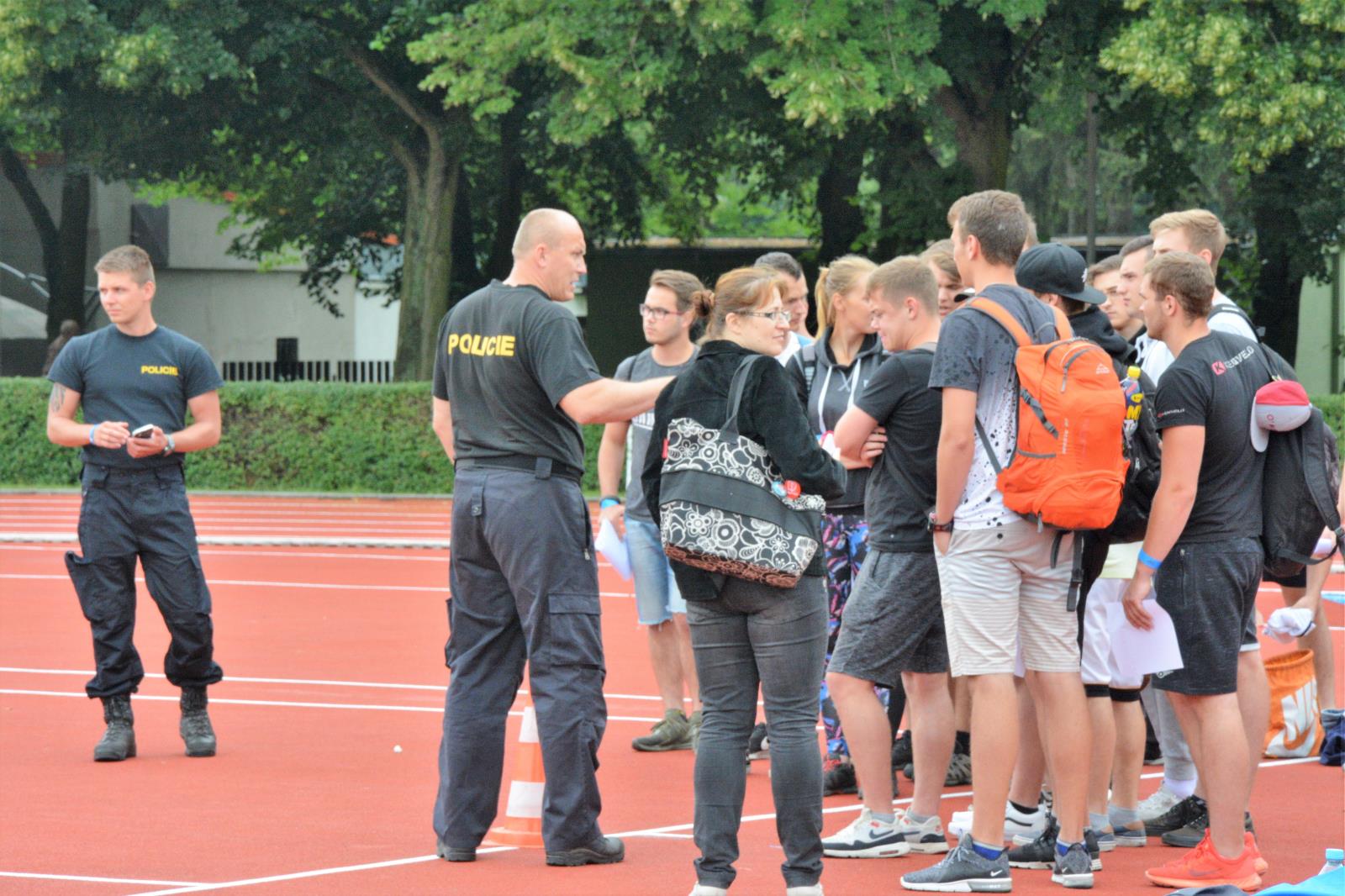 Přes bariéry s policií