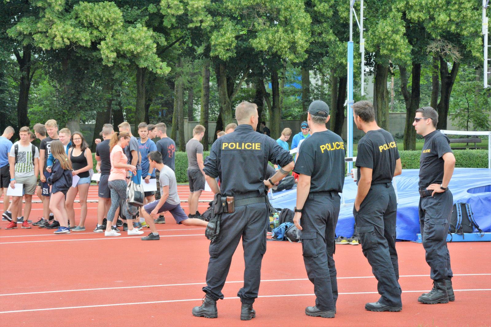 Přes bariéry s policií