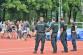 Přes bariéry s policií