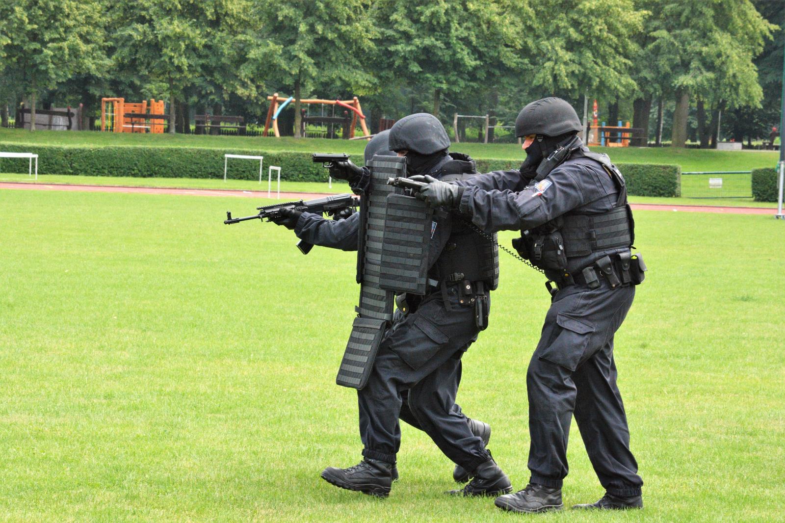 Přes bariéry s policií