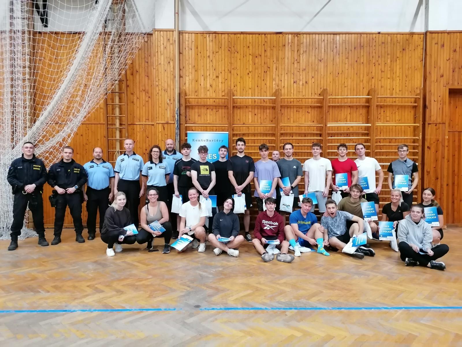 Přes bariéry s policií  Neratovice