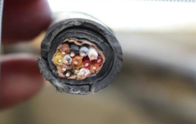 Přestřižený kabel.jpg