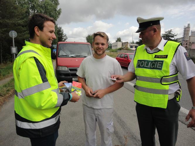 Preventivní akce zaměřená na řidiče "Řídím - piju nealko pivo".JPG