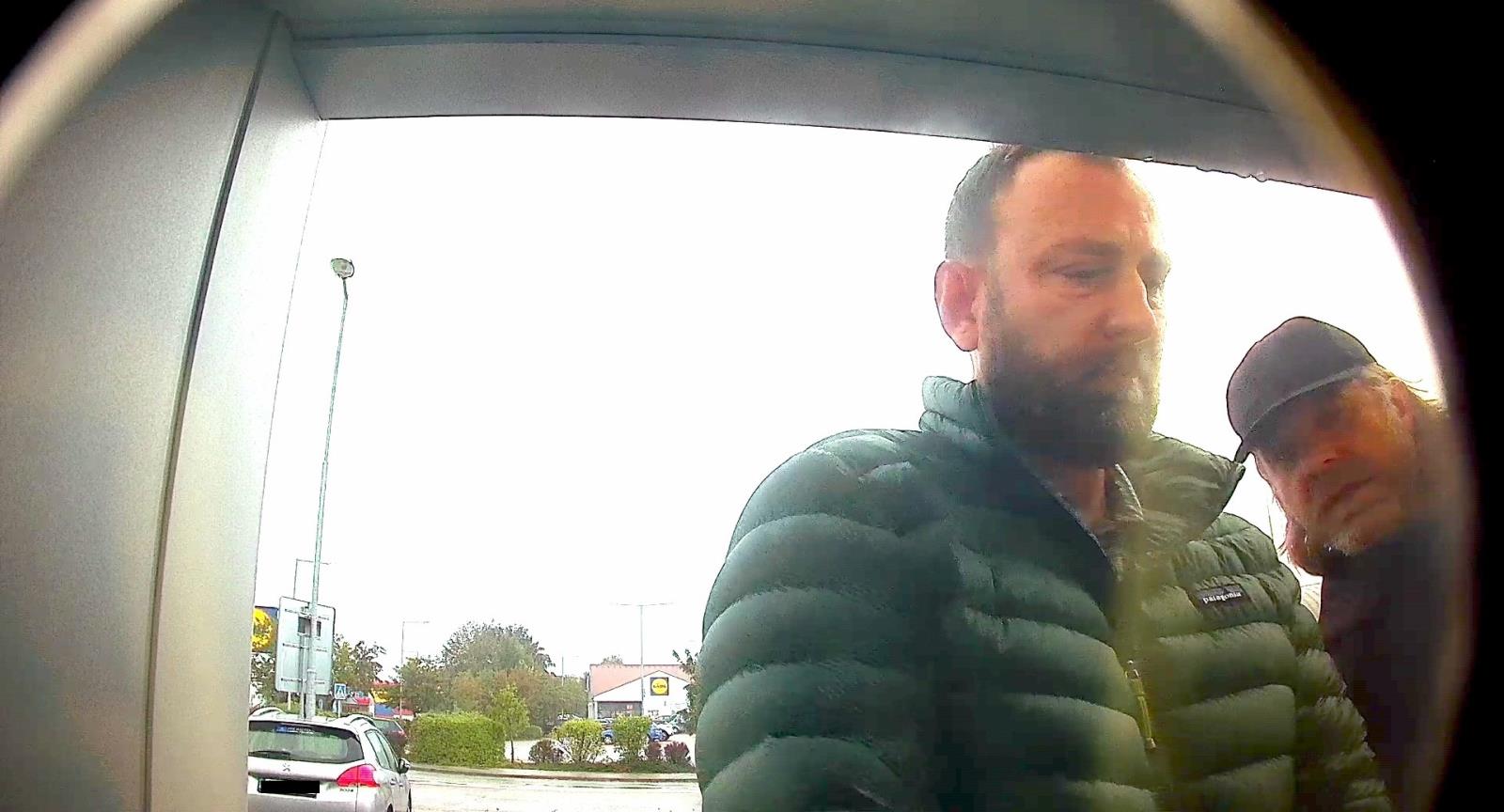 Při neoprávněném výběru peněz je zachytila kamera bankomatu.