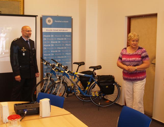 Primatorka hovoří k policistům