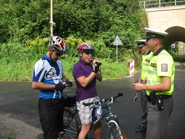 První cyklisté přijíždějí