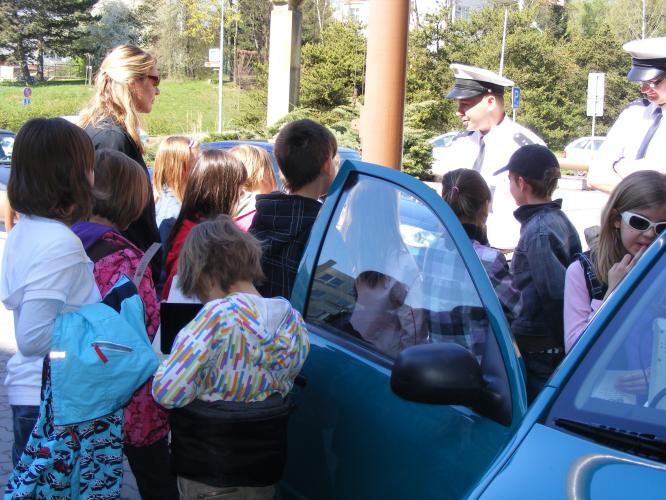 Radarové auto zaujalo.JPG