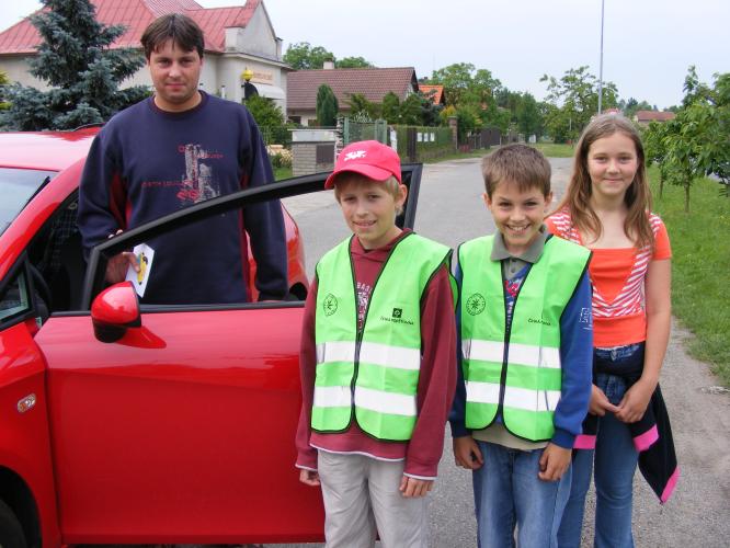 Řidiče děti odměnily obrázkem s usměvavým autíčkem