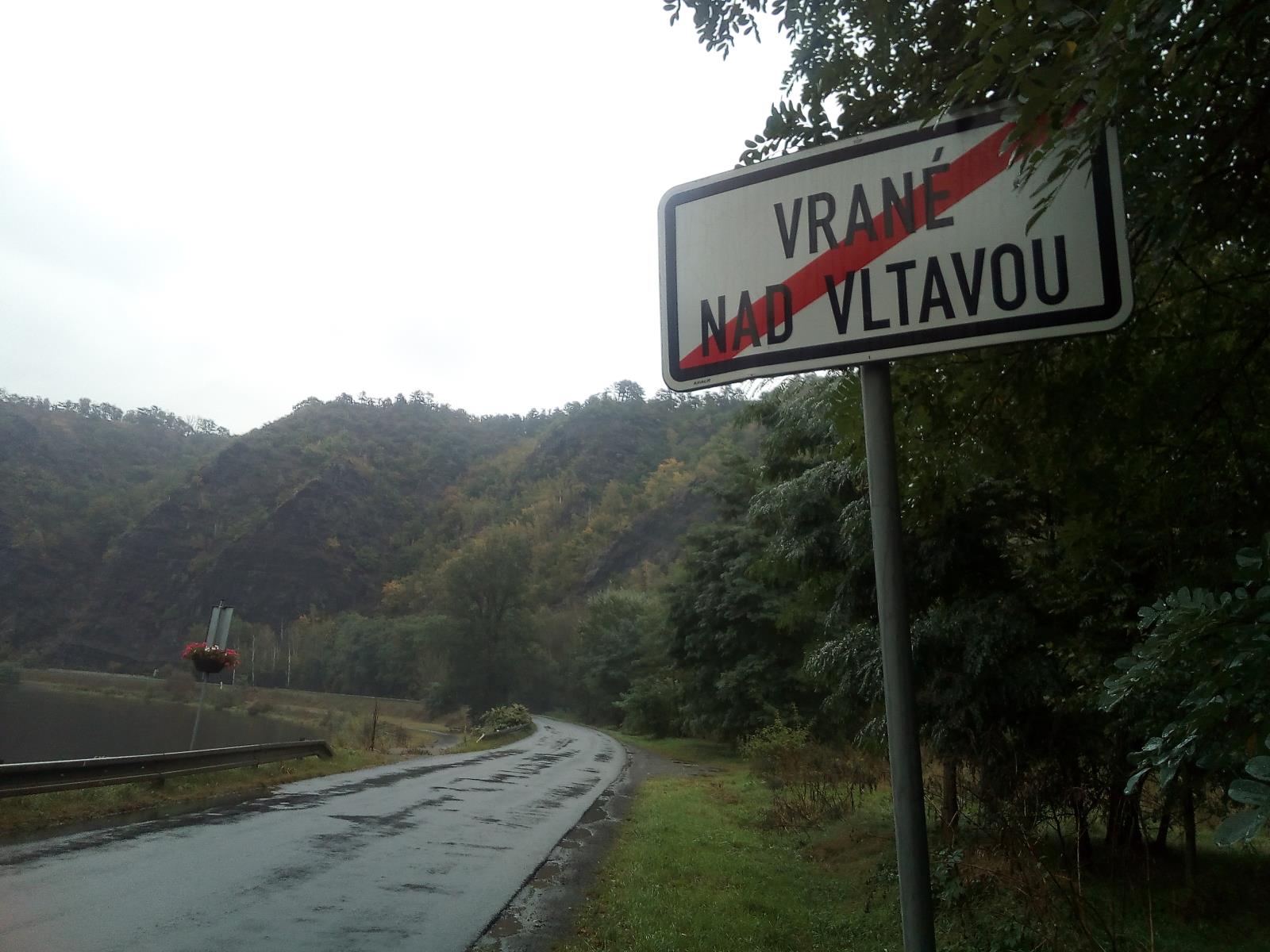Situační fotografie - konec obce Vrané nad Vltavou