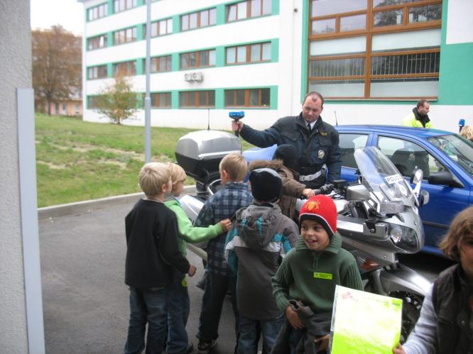 Školáci mezi policisty