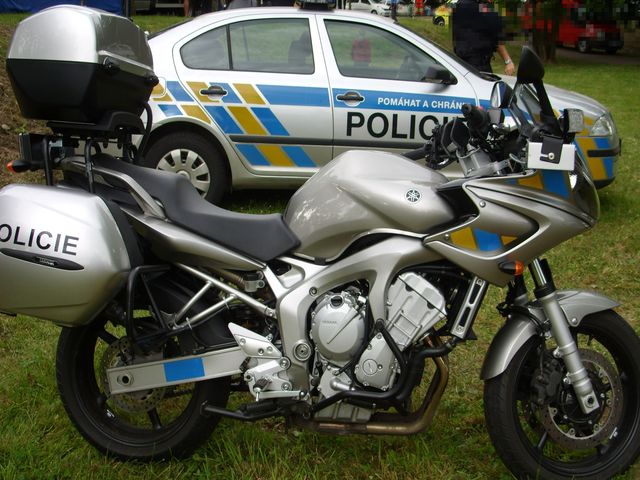 Služební motocykl a automobil v novém barevném provedení