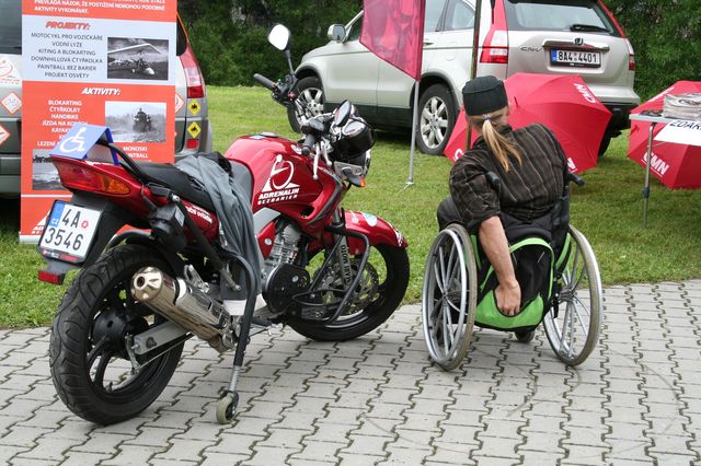Speciálně upravený motocykl pro vozíčkáře.JPG