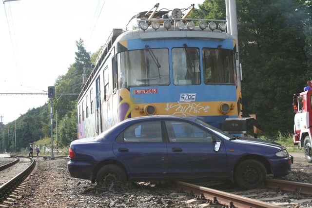 Srážka osobního vozu s lokomotivou.jpg