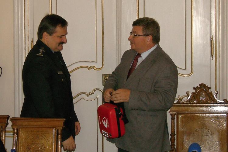Starosta Benátek předal přístroj policii