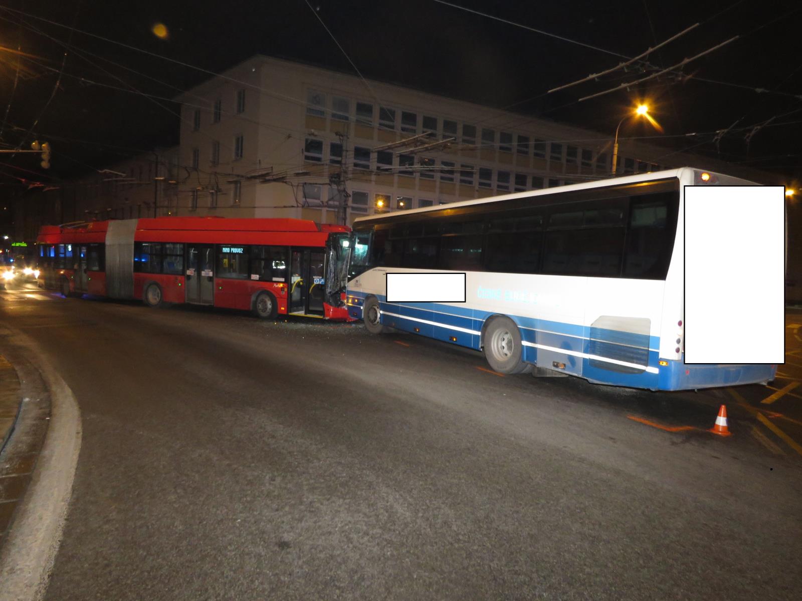 Střet autobusu s trolejbusem v ČB III.