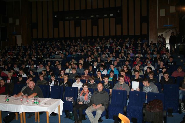 Studenti zaplnili blanensky kinosal.jpg