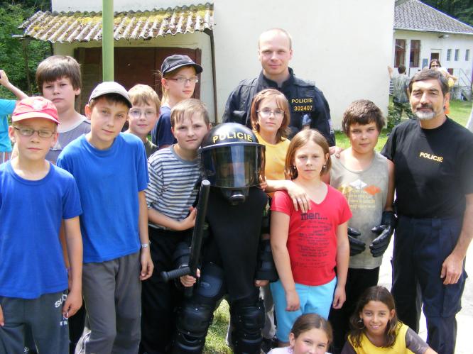 Táborníci s policisty