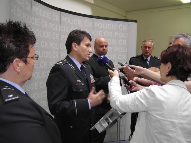 Tisková konference za účasti ministra vnitra a policejního prezidenta