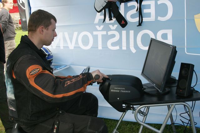 Trenažér jízdy na motocyklu.jpg