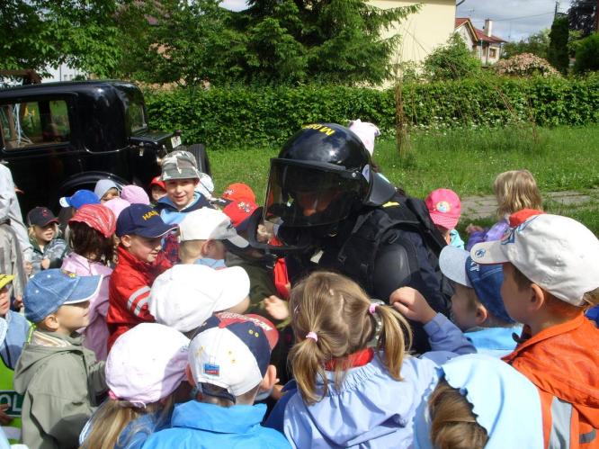 Ukázka policejní výstroje