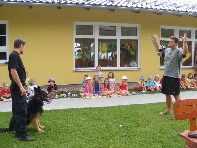 Ukázka práce čtyřnohých ochránců zákona  .jpg
