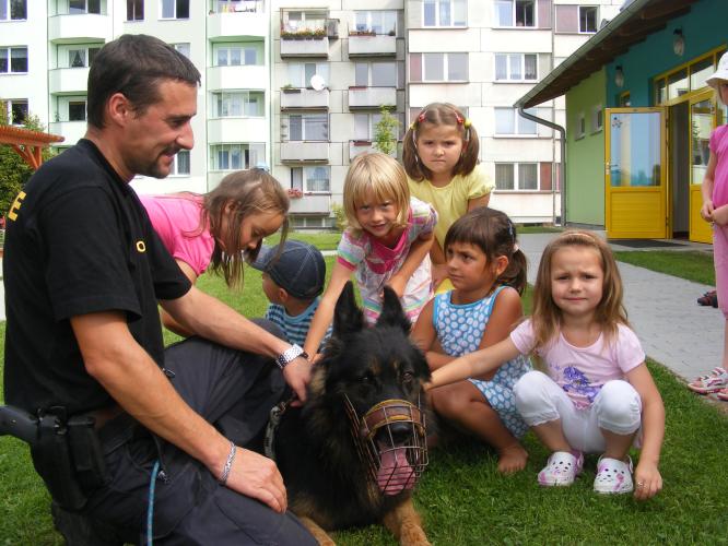 Ukázka práce čtyřnohých ochránců zákona  .jpg