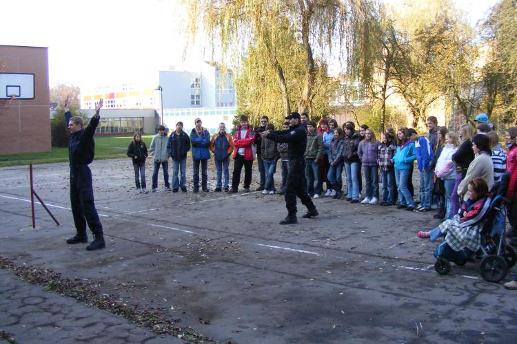 Ukázky IZS - ZŠ Šobrova 12.11.2009 