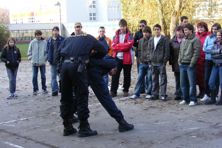 Ukázky IZS - ZŠ Šobrova 12.11.2009 