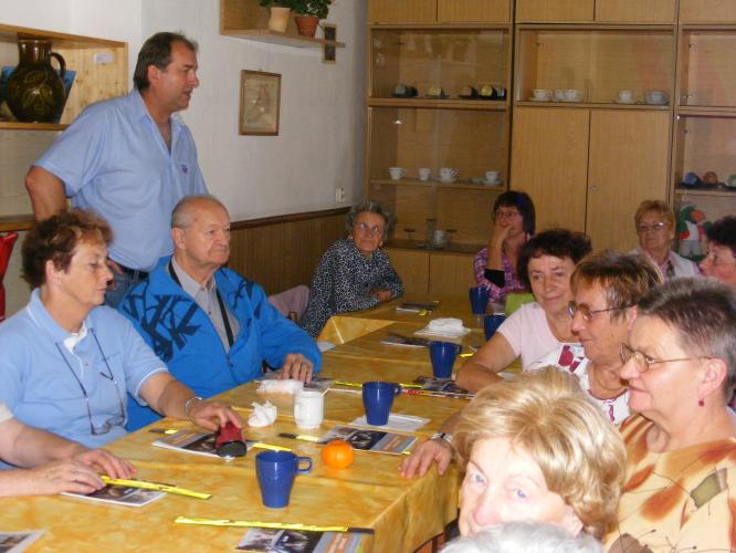 Václav Kovář beseduje s dříve narozenými.jpg