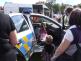 V policejním vozidle
