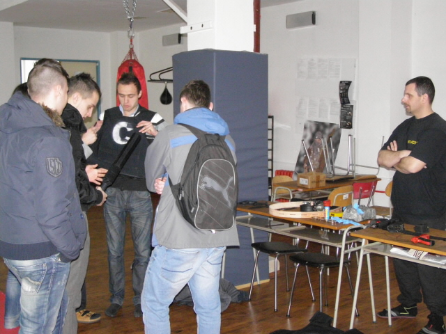 V tělocvičně s instruktory tělesné přípravy