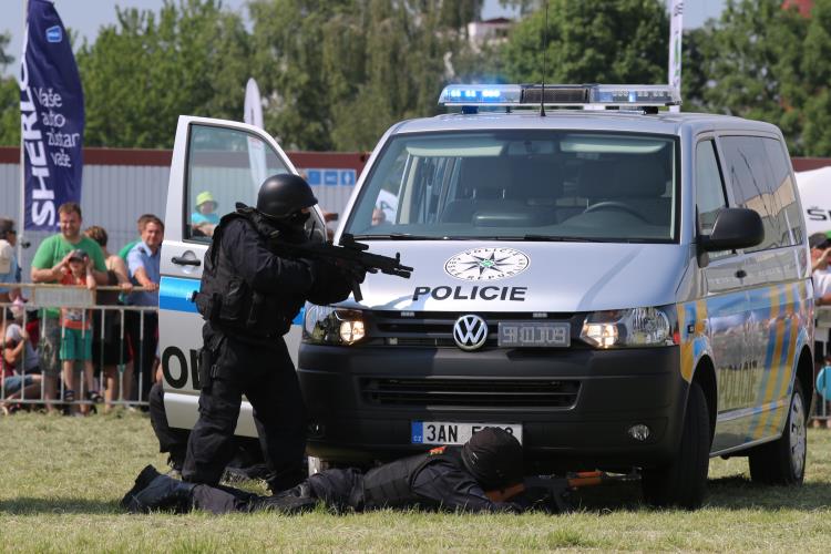 VIII. DEN S  POLICIÍ (30)