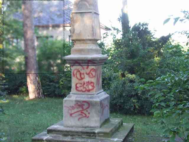 Vandal poškodil sochu