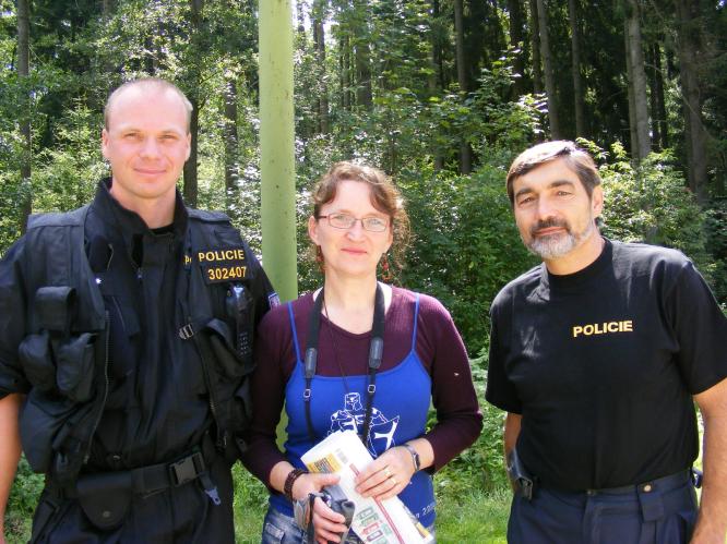 Vedoucí tábora s policisty